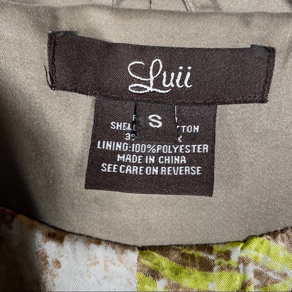 LUII Women’s coat. Ruffles and buttons up the front. Zips closed. 3/4 sleeves. S - Picture 2 of 7